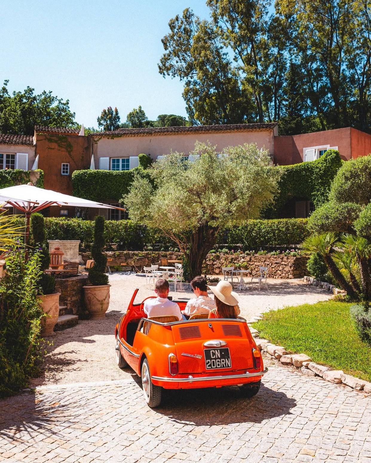 © La Mandarine St-Tropez – Visuel officiel | Source : Instagram @lamandarinesttropez